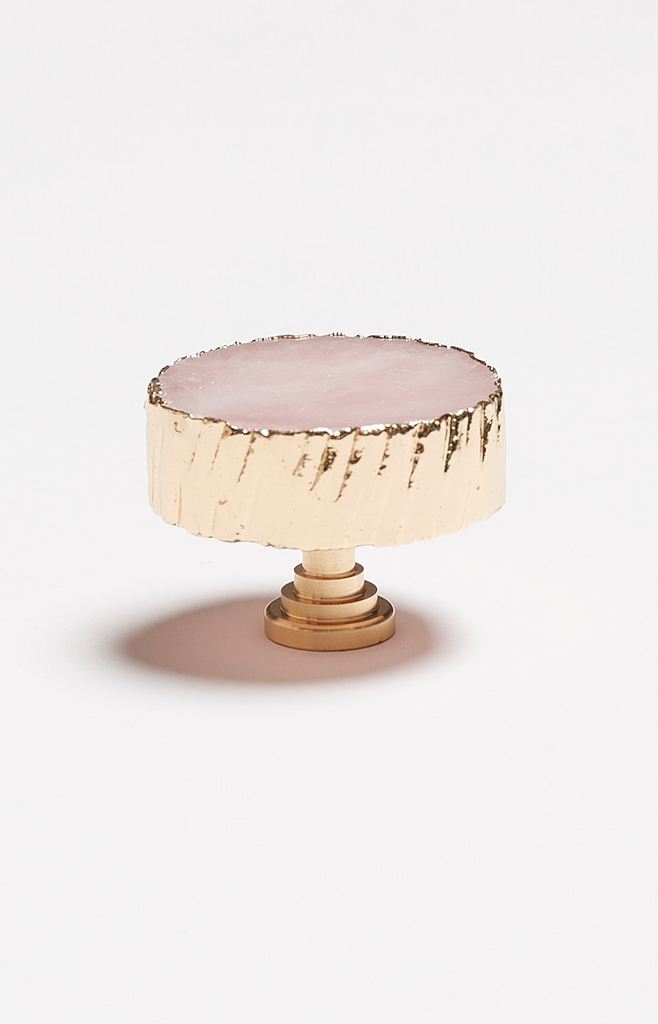 Gold plated rose quartz crystal cabinet handle - Large. Rose Quartz  Gold Plated  4-6 cm Note: This concerns a natural stone and therefore the size and colour will vary.