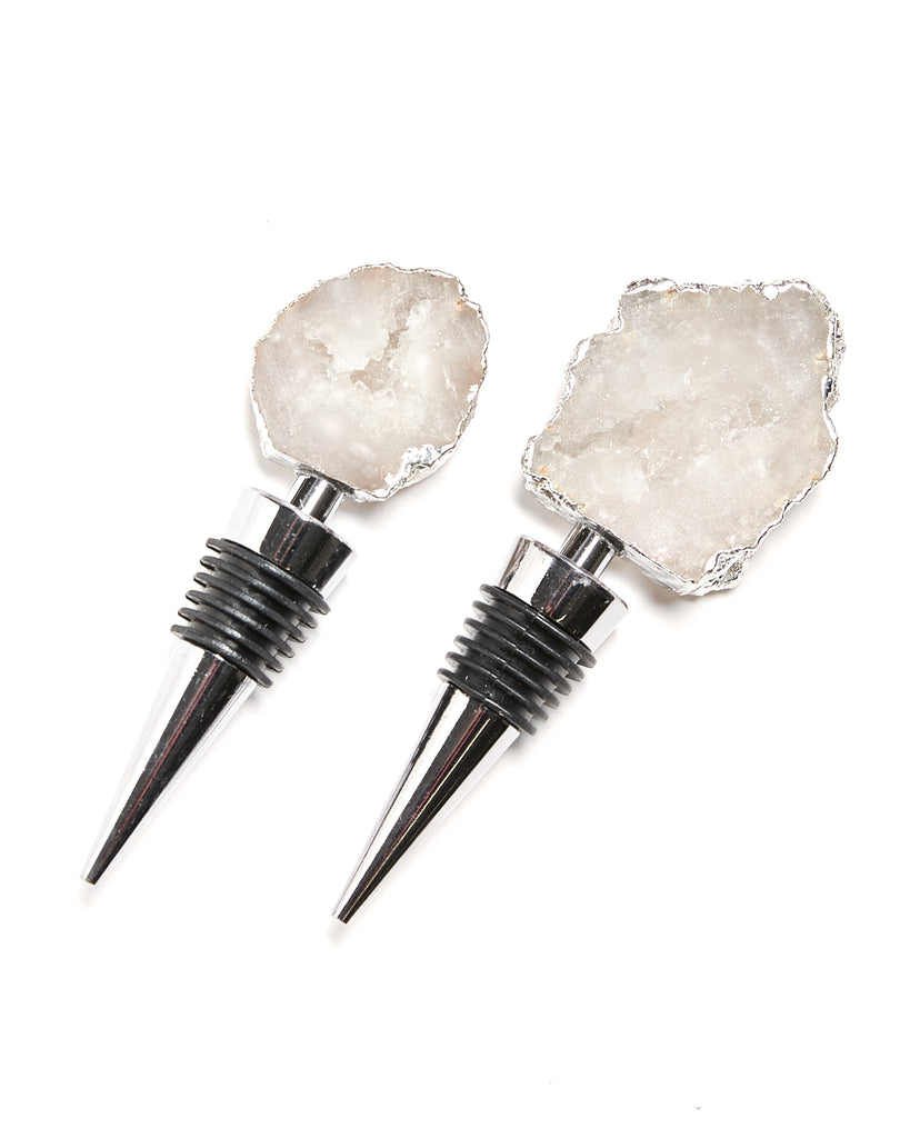 Mini silver plated white geode crystal bottle stopper.  Everything you loved about our crystal bottle stoppers, but MINI   Our natural crystal bottle stoppers are a lovely accessory to add to your bar stool when you're entertaining or for your nights in, to add some extra elegance. With Geode Crystal, coated in silver plating, this bottle stopper is perfect as a unique table decoration.  Geode Crystal  Silver Plating  9-11cm  Note: Due to our crystals being 100% natural, shape and colour patterns will vary.