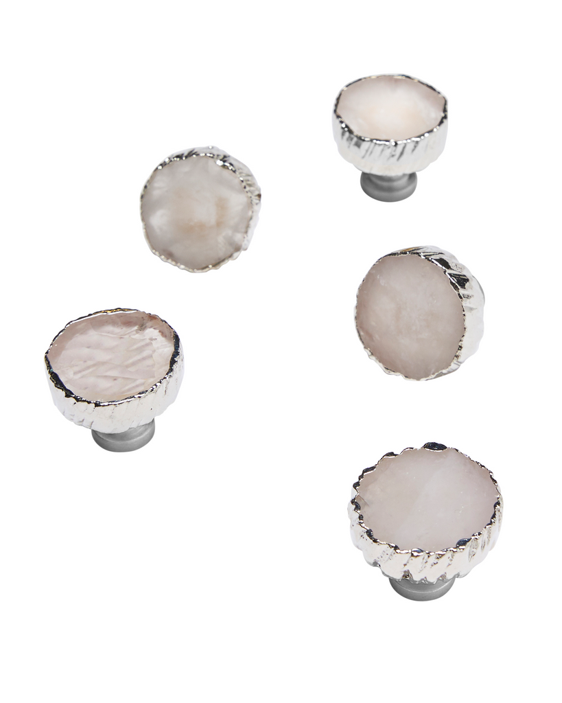 Silver plated white agate crystal cabinet handle. Our natural crystal cabinet pulls will add a unique style to your interior decor, from wardrobes to cabinets. Displaying a natural Agate, a crystal symbolising balance, coated in silver plating. Adding the finishing touches to your elegant home. 