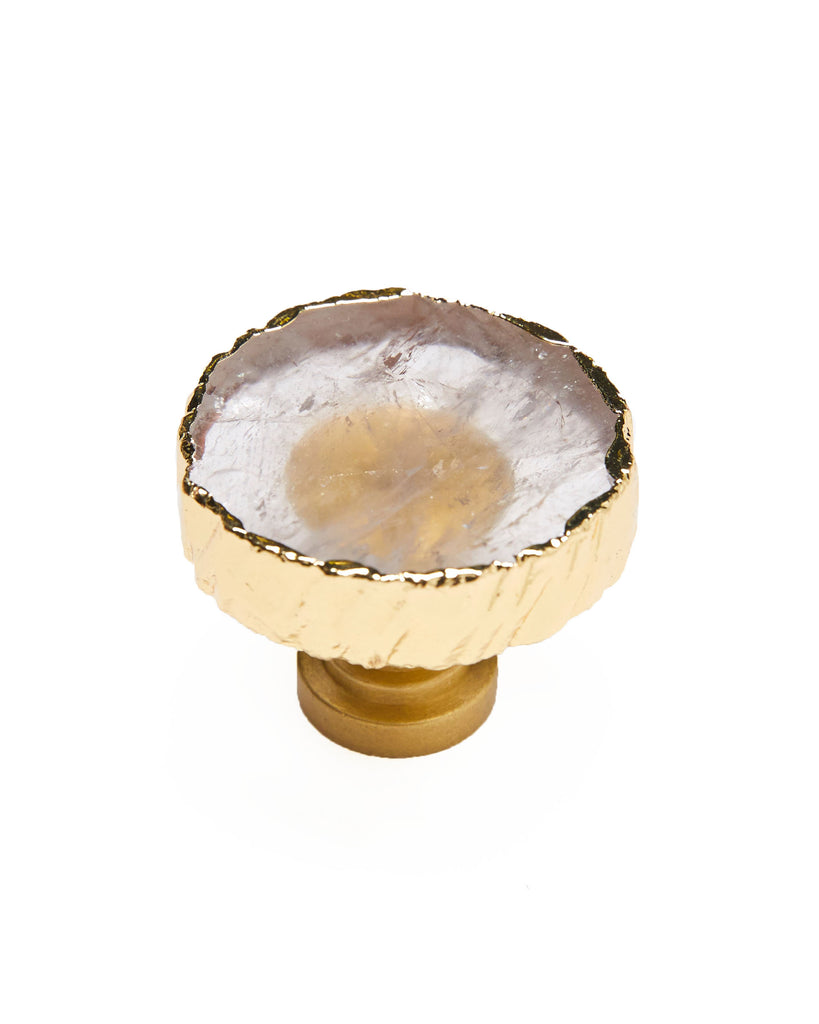 Gold plated white agate crystal cabinet handle. Our natural crystal cabinet pulls will add a unique style to your interior decor, from wardrobes to cabinets. Displaying a natural Agate, a crystal symbolising balance, coated in yellow gold plating. Adding the finishing touches to your elegant home.